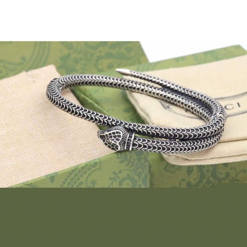 G*u*i bracelets